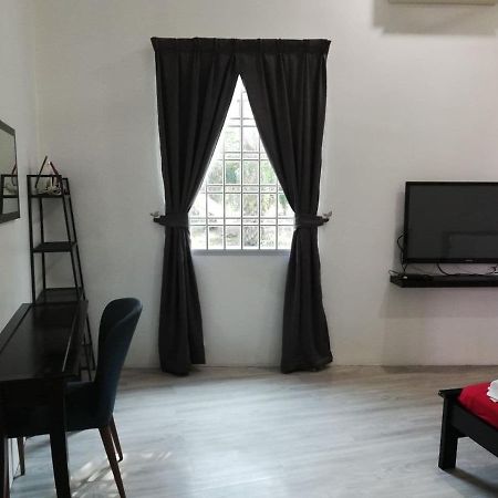 Roomstay Hj Esmon Parit Raja Uthm Exterior photo