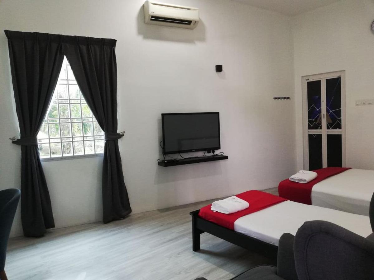 Roomstay Hj Esmon Parit Raja Uthm Exterior photo